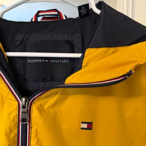 Tommy Hilfiger - Men's Colorblocked Logo Rain Slicker Jacket - Picture 5 of 9